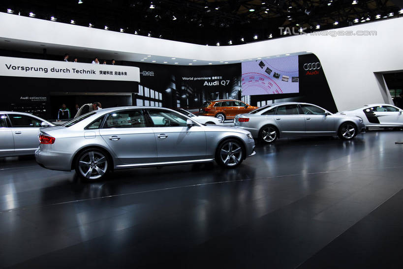 东方人,一个人,站,横图,室内,白天,侧面,汽车,照明,亚洲,仅一个男性,仅一个人,许多,服装,灯光,很多,注视,休闲装,黄种人,顶灯,车,灯,仅一个年轻男性,衣服,灯具,交通工具,轿车,观察,看,站着,休闲,休闲服,展示,服饰,观看,展览,车展,展台,照亮,察看,照明设备,关注,载具,男人,男性,年轻男性,亚洲人,站立,彩图,全身,汽车展览,shwf1