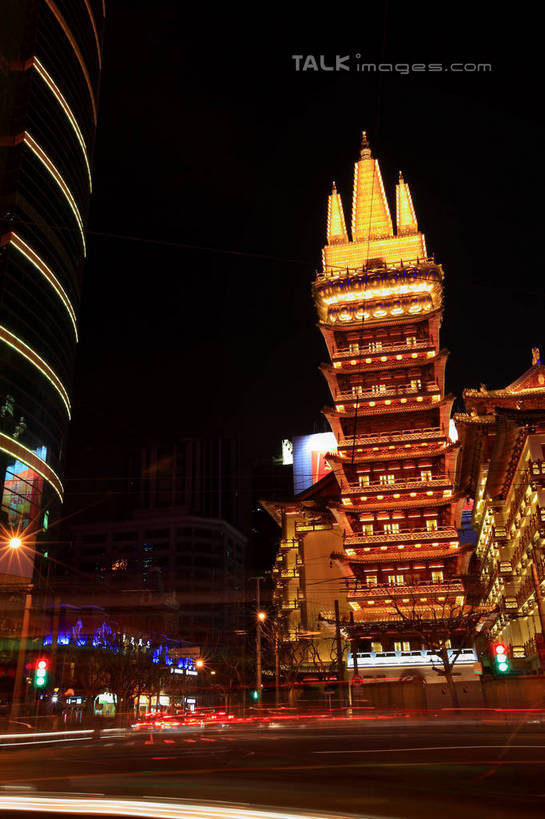 无人,家,寺庙,竖图,室外,夜晚,长时间曝光,仰视,旅游,度假,安全,名胜古迹,标志建筑,道路,地标,建筑,路,夜景,公路,上海,中国,亚洲,阴影,节日,遗迹,光线,影子,房屋,屋子,红绿灯,灯光,信号灯,交通,古迹,文化,文物,娱乐,建设,古建筑,楼房,住宅,南京西路,庙宇,祈祷,享受,休闲,健康,旅游胜地,放松,警示,许愿,宗教,佛教,信仰,纪念,静安寺,祈求,申,提示,曝光,流通,古文明,东亚,静安区,上海市,交通信号灯,行人信号灯,中华人民共和国,沪,华东地区,释教,平安,马路,彩图,低角度拍摄,房子,庙,寺,静安古寺,shwf1