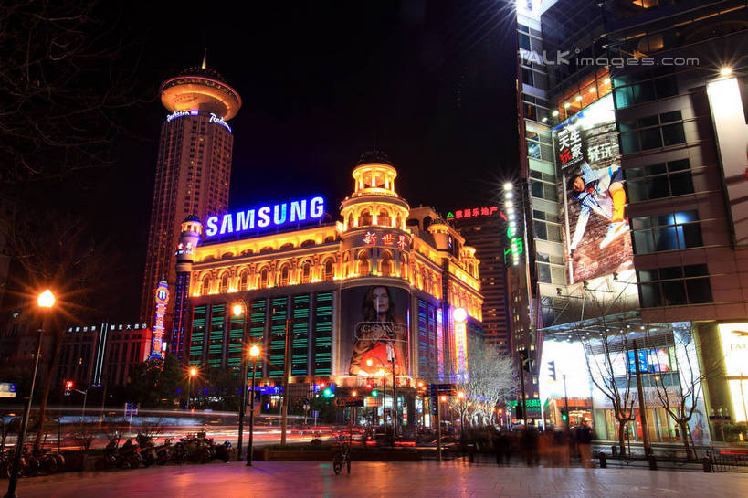 无人,商店,横图,室外,夜晚,仰视,购物,旅游,度假,安全,消费,标志建筑,超市,道路,地标,建筑,路,路灯,商场,夜景,公路,照明,上海,中国,亚洲,阴影,光线,影子,红绿灯,灯光,分界线,停车线,信号灯,交通,娱乐,建设,灯,南京路,享受,休闲,旅游胜地,放松,警示,金融,百货,南京路步行街,车行道,车行道分界线,照亮,申,照明设备,提示,标线,流通,选购,贸易,百货公司,黄浦区,东亚,车行线,上海市第一百货商店,上海市,交通信号灯,行人信号灯,中华人民共和国,沪,华东地区,血拼,马路,彩图,低角度拍摄,购物商场,购物中心,商业中心,新世界百货,中百一店,第一百货,shwf1