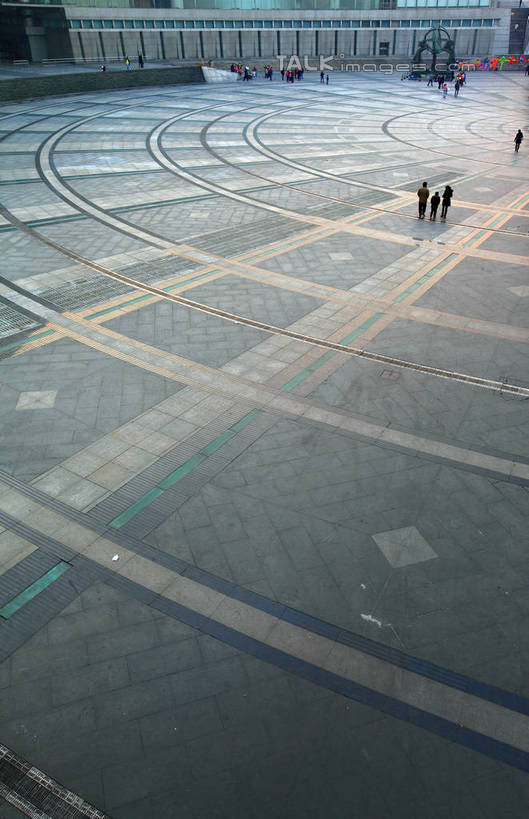 东方人,站,走,竖图,俯视,室外,白天,旅游,度假,技术,标志建筑,地标,建筑,上海,中国,亚洲,行人,游客,游人,阴影,服装,研究,光线,科学,影子,地面,许多人,教育,注视,休闲装,黄种人,娱乐,建设,浦东,路人,旅客,衣服,阳光,观察,看,站着,一群人,享受,休闲,休闲服,旅游胜地,放松,服饰,上海科技馆,观看,展览,申,察看,关注,欣赏,科技馆,陈列,浦东新区,世纪大道,东亚,上海市,中华人民共和国,沪,华东地区,过客,男人,男性,年轻男性,年轻女性,女人,女性,亚洲人,步行,散步,站立,走路,彩图,高角度拍摄,全身,科学技术馆,shwf1