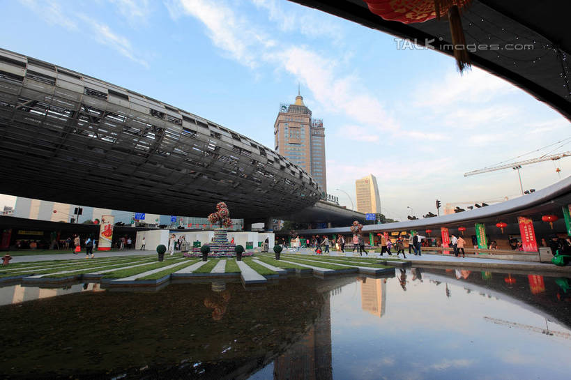 西方人,高楼大厦,站,走,横图,室外,白天,仰视,度假,美景,城市风光,标志建筑,城市,大厦,地标,建筑,摩天大楼,上海,欧洲,中国,欧洲人,亚洲,行人,游客,游人,阴影,服装,光线,影子,池塘,景观,水池,云,云朵,建筑群,许多人,云彩,注视,休闲装,娱乐,建设,路人,旅客,衣服,蓝色,白云,倒影,蓝天,天空,阳光,天,观察,看,站着,一群人,享受,休闲,休闲服,景色,放松,服饰,晴朗,观看,申,察看,倒映,关注,杨浦区,东亚,上海市,五角场,中华人民共和国,沪,华东地区,反照,过客,男人,男性,年轻男性,年轻女性,女人,女性,白种人,晴空,步行,散步,站立,走路,半身,彩图,低角度拍摄,大楼,高层建筑,高楼,摩天楼,shwf1