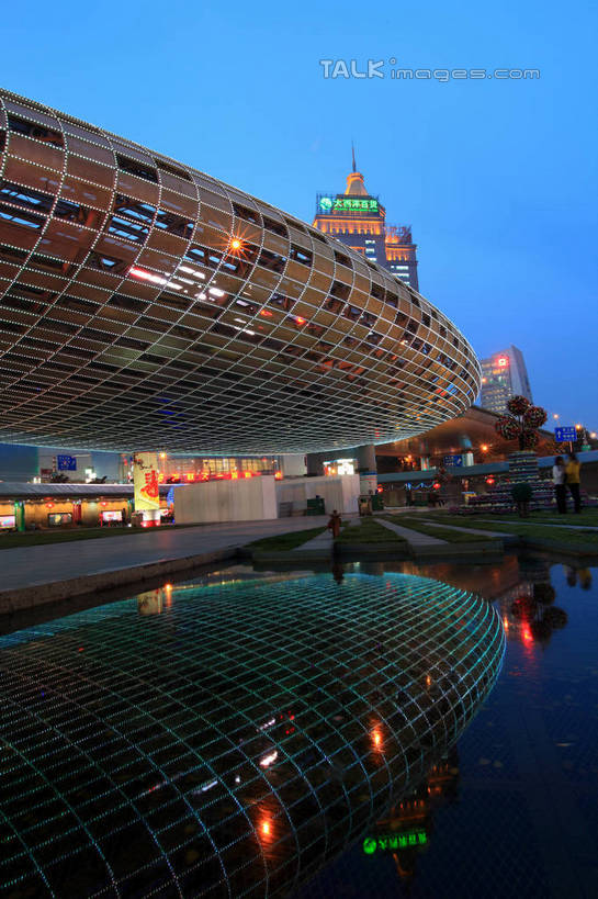 西方人,高楼大厦,站,走,竖图,室外,夜晚,正面,度假,美景,城市风光,标志建筑,城市,大厦,地标,建筑,摩天大楼,夜景,上海,欧洲,中国,欧洲人,亚洲,行人,游客,游人,阴影,服装,光线,影子,池塘,景观,水池,建筑群,灯光,许多人,注视,休闲装,娱乐,建设,路人,旅客,衣服,蓝色,倒影,蓝天,天空,天,观察,看,站着,一群人,享受,休闲,休闲服,景色,放松,服饰,观看,申,察看,倒映,关注,杨浦区,东亚,上海市,五角场,中华人民共和国,沪,华东地区,反照,过客,男人,男性,年轻男性,年轻女性,女人,女性,白种人,步行,散步,站立,走路,半身,彩图,大楼,高层建筑,高楼,摩天楼,shwf1