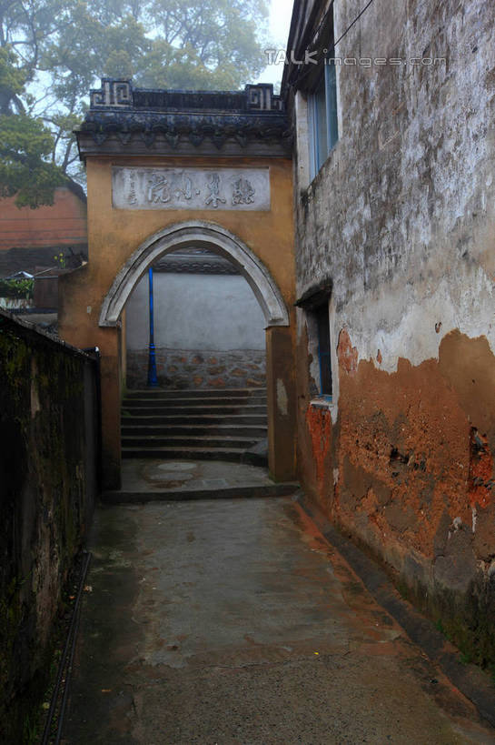 无人,家,竖图,室外,白天,正面,度假,美景,植物,雾,城市风光,城市,中国,亚洲,朦胧,模糊,房屋,墙,屋子,景观,娱乐,浙江,楼房,墙壁,墙面,住宅,树,树木,浙江省,绿色,自然,享受,休闲,景色,放松,生长,成长,迷雾,东亚,普陀区,普陀山,中华人民共和国,华东地区,浙,舟山,舟山市,大雾,彩图,房子,海天佛国,shwf1