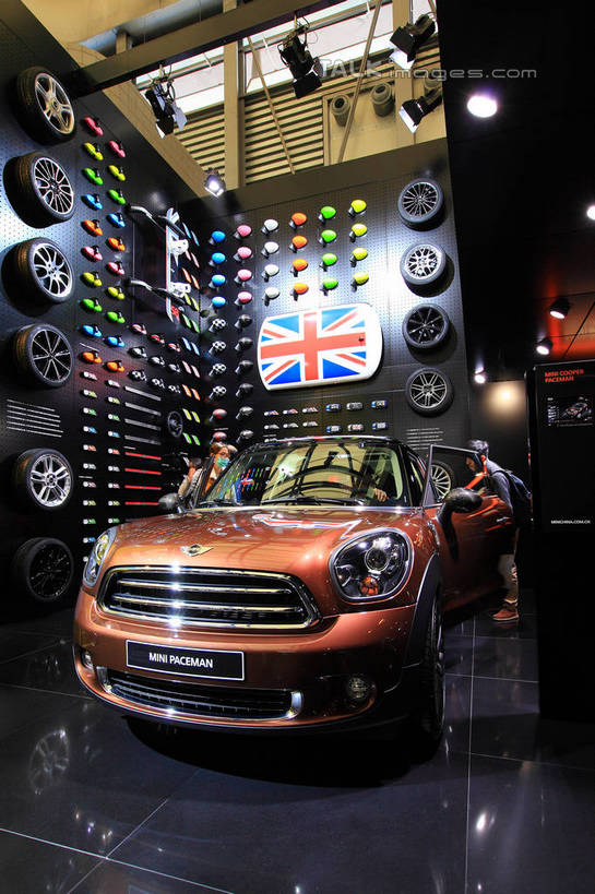 无人,竖图,室内,白天,正面,窗户,汽车,旗帜,国旗,照明,上海,中国,亚洲,一辆,停靠,阴影,光线,影子,墙,灯光,宝马,玻璃窗,墙壁,墙面,车,灯,车窗,英国国旗,灯具,交通工具,轿车,展示,警示,展览,车展,车灯,尾灯,照亮,申,提醒,米字旗,照明设备,提示,停泊,载具,东亚,闵行区,上海市,上海车展,上海国际展览中心,中华人民共和国,沪,华东地区,旗,彩图,虹桥经济技术开发区,汽车展览,上海虹桥经济技术开发区,2013年上海第十五届国际汽车展,2013上海车展,上海国际汽车工业展览会,宝马MINI,宝马MINIPaceman,shwf1