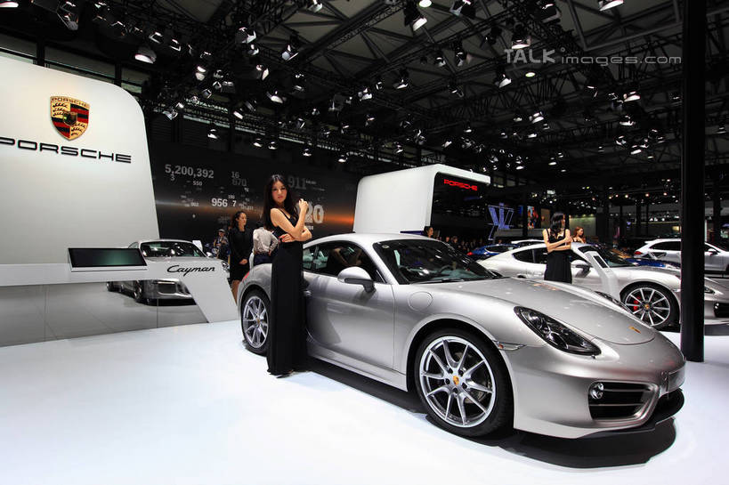 东方人,三个人,同事,模特,站,举,横图,室内,白天,侧面,裙子,成功,合作,团队,集体,信心,技术,科技,汽车,照明,上海,中国,亚洲,阴影,连衣裙,光线,影子,墙,灯光,扭头,注视,黄种人,队伍,顶灯,墙壁,墙面,车,灯,灯具,交通工具,轿车,观察,看,托,站着,转头,车模,展示,观看,展览,车展,照亮,申,察看,领导,未来,照明设备,成就,关注,载具,合伙,领袖,东亚,闵行区,概念车,上海市,上海车展,上海国际展览中心,中华人民共和国,沪,华东地区,独特,新颖,年轻女性,女人,女性,亚洲人,模特儿,举起,举手,举着,向上举,向上伸,向上托,站立,彩图,全身,保时捷,虹桥经济技术开发区,汽车展览,上海虹桥经济技术开发区,2013年上海第十五届国际汽车展,2013上海车展,上海国际汽车工业展览会,保时捷卡宴,卡宴Cayenne,shwf1