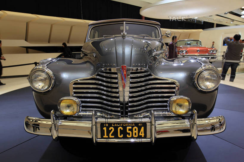 东方人,四个人,站,横图,室内,白天,正面,西装,汽车,古董车,上海,中国,亚洲,一辆,行人,停靠,阴影,套装,正装,光线,英文,标志,数字,文字,影子,字符,字母,灯光,注视,职业装,黄种人,标识,路人,车,交通工具,观察,看,站着,展示,阿拉伯数字,观看,展览,车展,英文字母,申,察看,关注,停泊,载具,老爷车,东亚,闵行区,上海市,上海车展,别克,上海国际展览中心,中华人民共和国,沪,华东地区,过客,男人,男性,年轻男性,亚洲人,站立,半身,彩图,虹桥经济技术开发区,汽车展览,上海虹桥经济技术开发区,2013年上海第十五届国际汽车展,2013上海车展,上海国际汽车工业展览会,别克Roadmaster,shwf1