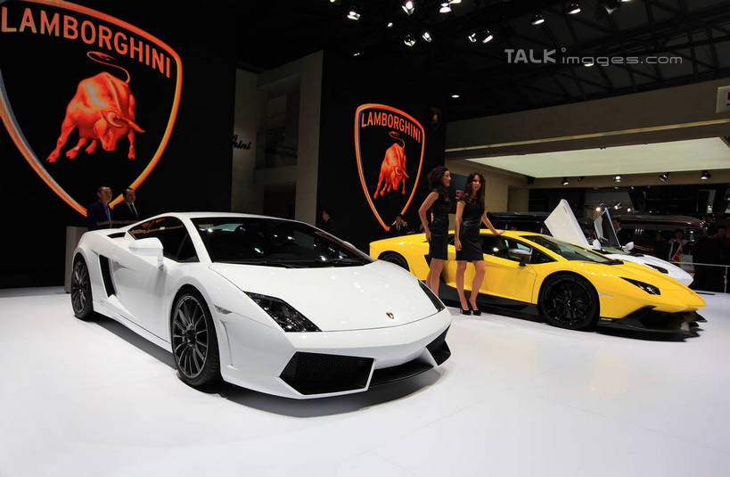 西方人,两个人,同事,模特,站,横图,室内,白天,正面,高跟鞋,裙子,时尚,成功,合作,团队,集体,信心,汽车,鞋子,上海,欧洲,中国,欧洲人,亚洲,停靠,阴影,连衣裙,光线,影子,灯光,跑车,注视,队伍,车,黄色,白色,交通工具,观察,看,站着,车模,展示,观看,展览,车展,申,察看,领导,成就,关注,时髦,停泊,载具,合伙,领袖,东亚,闵行区,上海市,上海车展,上海国际展览中心,中华人民共和国,沪,华东地区,时兴,兰博基尼,蓝宝基尼,蓝宝坚尼,林宝坚尼,年轻女性,女人,女性,白种人,模特儿,站立,彩图,全身,虹桥经济技术开发区,汽车展览,上海虹桥经济技术开发区,2013年上海第十五届国际汽车展,2013上海车展,上海国际汽车工业展览会,兰博基尼Aventador,兰博基尼aventadorLP700-4Roadster,shwf1