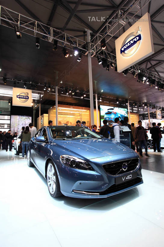 东方人,竖图,室内,白天,仰视,汽车,上海,中国,亚洲,一辆,行人,游客,游人,阴影,光线,影子,灯光,许多人,黄种人,路人,旅客,车,交通工具,轿车,一群人,展示,展览,车展,申,载具,东亚,闵行区,上海市,上海车展,上海国际展览中心,中华人民共和国,沪,华东地区,过客,男人,男性,年轻男性,年轻女性,女人,女性,亚洲人,半身,彩图,低角度拍摄,虹桥经济技术开发区,汽车展览,上海虹桥经济技术开发区,沃尔沃,2013年上海第十五届国际汽车展,2013上海车展,上海国际汽车工业展览会,沃尔沃V40,shwf1