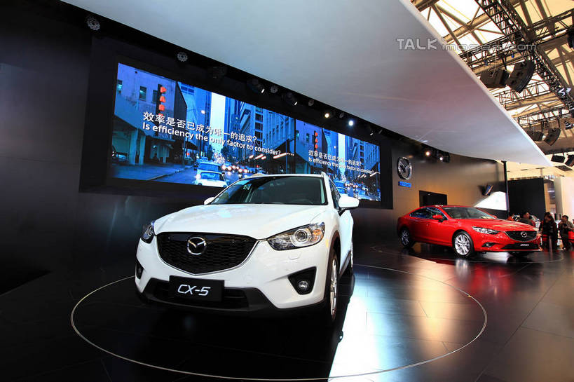 无人,横图,室内,白天,仰视,天花板,汽车,上海,中国,亚洲,停靠,阴影,光线,影子,墙,灯光,墙壁,墙面,车,白色,交通工具,轿车,展示,展览,车展,申,停泊,载具,东亚,闵行区,马自达,上海市,上海车展,上海国际展览中心,中华人民共和国,沪,华东地区,彩图,低角度拍摄,虹桥经济技术开发区,汽车展览,上海虹桥经济技术开发区,万事得,2013年上海第十五届国际汽车展,2013上海车展,上海国际汽车工业展览会,马自达ATENZA,shwf1