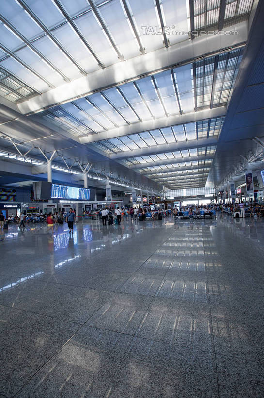 东方人,走,竖图,室内,白天,仰视,度假,显示器,美景,地板,城市风光,城市,上海,中国,亚洲,阴影,服装,光线,屏幕,影子,景观,灯光,地面,许多人,休闲装,黄种人,娱乐,显示屏,木地板,衣服,一群人,享受,休闲,休闲服,景色,放松,服饰,虹桥火车站,申,输出设备,东亚,闵行区,上海市,中华人民共和国,沪,华东地区,男人,男性,年轻男性,年轻女性,女人,女性,亚洲人,步行,散步,走路,彩图,低角度拍摄,全身,上海虹桥站,shwf1