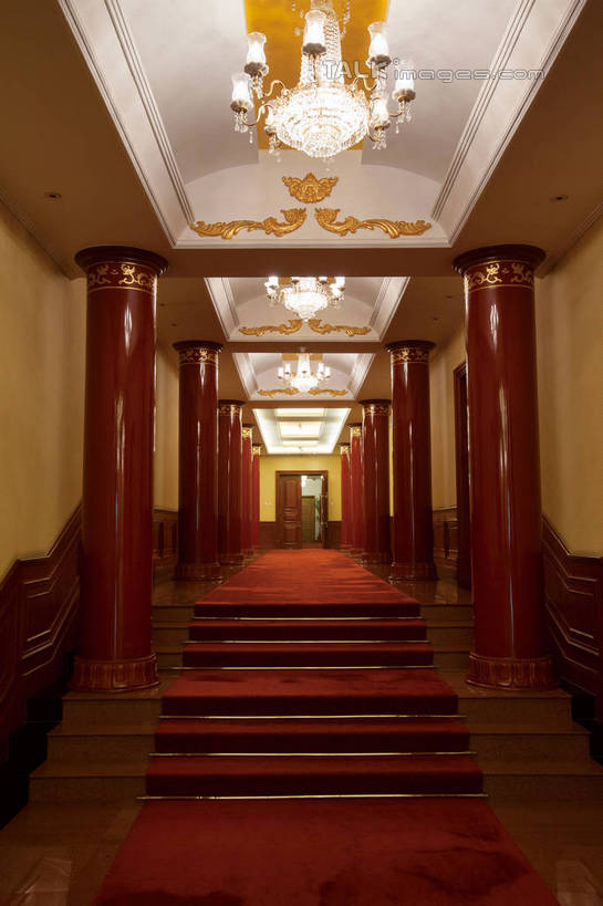 无人,宾馆,栏杆,竖图,室内,白天,正面,旅游,度假,名胜古迹,地毯,楼梯,标志建筑,地标,建筑,照明,北京,中国,亚洲,阴影,遗迹,装饰,编织,光线,扶手,影子,柱子,手工艺品,阶梯,墙,走道,走廊,过道,灯光,织物,首都,古迹,文物,娱乐,建设,古建筑,护栏,吊灯,墙壁,墙面,台阶,灯,红色,工艺品,灯具,享受,休闲,旅游胜地,放松,华丽,修饰,照亮,点缀,照明设备,古文明,东亚,海淀区,中华人民共和国,北京市,京,北平,华北地区,衬托,美观,雅致,雅观,彩图,客店,客栈,旅店,旅馆,旅舍,钓鱼台,钓鱼台国宾馆,玉渊潭,玉渊潭公园,shwf1
