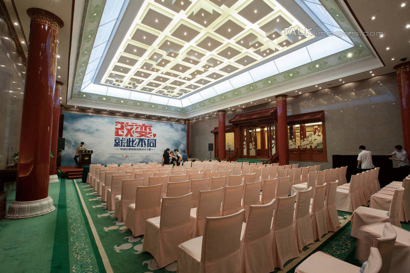 东方人,宾馆,站,横图,室内,白天,正面,旅游,度假,名胜古迹,地毯,标志建筑,地标,建筑,椅子,照明,北京,中国,亚洲,五个人,一排,许多,阴影,服装,遗迹,整齐,装饰,并列,并排,编织,光线,影子,柱子,手工艺品,木椅,灯光,织物,首都,很多,许多人,休闲装,黄种人,古迹,文物,娱乐,建设,古建筑,顶灯,灯,排列,衣服,绿色,工艺品,灯具,站着,一群人,享受,休闲,休闲服,旅游胜地,放松,服饰,华丽,修饰,照亮,点缀,照明设备,队列,平行,古文明,东亚,海淀区,中华人民共和国,北京市,京,北平,华北地区,衬托,美观,雅致,雅观,男人,男性,中年男性,亚洲人,站立,彩图,全身,客店,客栈,旅店,旅馆,旅舍,钓鱼台,钓鱼台国宾馆,玉渊潭,玉渊潭公园,shwf1