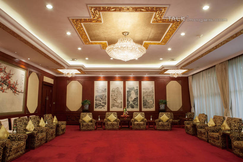 无人,横图,室内,白天,正面,旅游,度假,时尚,绘画,名胜古迹,植物,窗户,窗帘,地毯,靠垫,沙发,天花板,标志建筑,地标,建筑,照明,北京,中国,亚洲,一排,许多,阴影,遗迹,艺术,整齐,装饰,并列,并排,编织,光线,盆栽,影子,手工艺品,墙,灯光,靠枕,盆景,织物,水晶,首都,很多,古典,古迹,文化,文物,娱乐,建设,古建筑,吊灯,水晶灯,玻璃窗,墙壁,墙面,灯,排列,红色,绿色,自然,帘子,工艺品,灯具,垫子,枕头,品味,享受,休闲,遮阳,旅游胜地,放松,生长,成长,华丽,修饰,照亮,美术,点缀,高雅,照明设备,队列,高贵,挂画,水晶吊灯,平行,布艺沙发,古文明,东亚,海淀区,中华人民共和国,北京市,京,北平,华北地区,美学,衬托,美观,雅致,雅观,水晶制品,富丽,华美,装饰画,彩图,水晶石,钓鱼台,钓鱼台国宾馆,玉渊潭,玉渊潭公园,shwf1