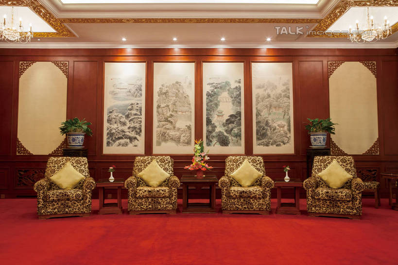 无人,宾馆,横图,室内,白天,正面,旅游,度假,时尚,绘画,名胜古迹,植物,地毯,靠垫,沙发,标志建筑,地标,建筑,照明,北京,中国,亚洲,阴影,遗迹,艺术,装饰,编织,光线,盆栽,影子,手工艺品,墙,灯光,靠枕,盆景,织物,水晶,首都,古典,古迹,文化,文物,娱乐,建设,古建筑,吊灯,水晶灯,墙壁,墙面,灯,红色,绿色,自然,工艺品,灯具,垫子,枕头,品味,享受,休闲,旅游胜地,放松,生长,成长,华丽,修饰,照亮,美术,点缀,高雅,照明设备,高贵,挂画,水晶吊灯,布艺沙发,古文明,东亚,海淀区,中华人民共和国,北京市,京,北平,华北地区,美学,衬托,美观,雅致,雅观,水晶制品,富丽,华美,装饰画,彩图,客店,客栈,旅店,旅馆,旅舍,水晶石,钓鱼台,钓鱼台国宾馆,玉渊潭,玉渊潭公园,shwf1