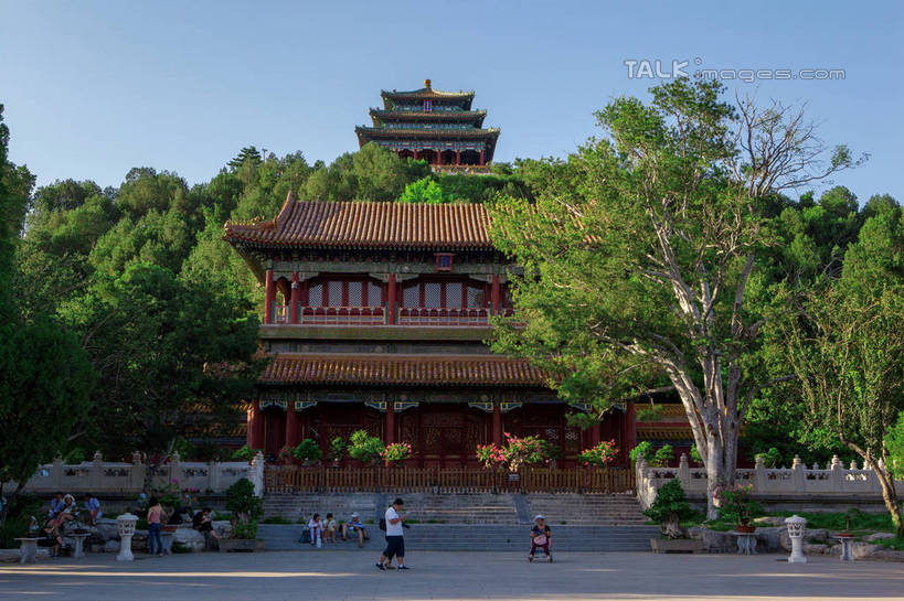 东方人,公园,栏杆,坐,走,横图,室外,白天,仰视,旅游,度假,名胜古迹,树林,植物,楼梯,标志建筑,地标,建筑,北京,中国,亚洲,行人,游客,游人,阴影,服装,遗迹,光线,扶手,瓦片,影子,阶梯,亭子,屋顶,首都,许多人,顶棚,瓦,休闲装,黄种人,古迹,文物,娱乐,建设,古建筑,景山公园,护栏,路人,旅客,台阶,树,树木,衣服,蓝色,绿色,蓝天,天空,阳光,自然,凉亭,天,一群人,享受,休闲,休闲服,旅游胜地,放松,建造,服饰,生长,晴朗,成长,古文明,东亚,屋瓦,万里无云,中华人民共和国,北京市,京,北平,华北地区,西城区,过客,男人,男性,年轻男性,年轻女性,女人,女性,亚洲人,晴空,晴空万里,步行,散步,走路,坐着,彩图,低角度拍摄,全身,绮望楼,万春亭,shwf1