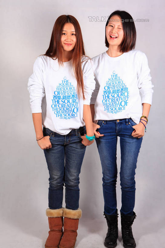 东方人,两个人,伙伴,朋友,站,笑,微笑,露齿笑,竖图,室内,白天,正面,友谊,鞋子,亚洲,阴影,灰色背景,服装,裤子,反射,影子,注视,牛仔裤,休闲装,黄种人,靴子,衣服,蓝色,白色,观察,看,站着,休闲,温暖,休闲服,摄影,服饰,影棚,观看,保暖,察看,双手插袋,雪地靴,关注,手插袋,双手抄兜,双手放兜,友情,年轻女性,女人,女性,亚洲人,插兜,两手抄兜,两手放兜,手插兜,手放口袋,站立,半身,彩图,影棚拍摄,拍摄,手抄兜,shwf1