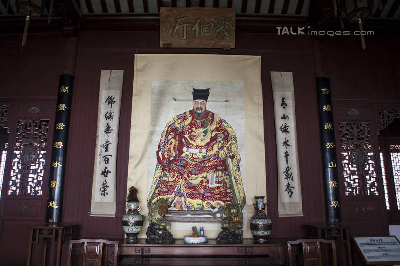 东方人,一个人,无人,横图,室内,白天,仰视,民族服装,旅游,度假,绘画,名胜古迹,标志建筑,地标,建筑,木雕,雕塑,中国,亚洲,仅一个男性,仅一个人,仅一个中年男性,遗迹,艺术,装饰,标志,雕刻,雕像,书法,文字,字符,古典,黄种人,古迹,文化,文物,娱乐,标识,建设,古建筑,江苏,苏州,工艺品,品味,享受,休闲,汉字,旅游胜地,放松,纪念,美术,高雅,中国文化,中文,主题,国画,水墨画,毛笔字,汉服,陈列,古文明,东亚,江苏省,苏州市,中华人民共和国,华东地区,苏,功能,美学,国文,华文,水墨,文学家,汉衣冠,汉装,华服,吴中区,男人,男性,中年男性,亚洲人,彩图,低角度拍摄,全身,传统服装,民俗服,中国书法,具服,朝服,传统文化,王鏊,震泽先生,东山镇,怀古堂,陆巷村,陆巷古村,shwf1