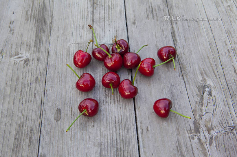 无人,横图,俯视,室外,特写,白天,桌面,桌子,樱桃,水果,许多,新鲜,木制,木桌,生食,食品,果实,很多,食物,红色,木制品,有机食品,绿色食品,大樱桃,樱珠,莺桃,英桃,楔桃,牛桃,荆桃,车厘子,彩图,高角度拍摄,木桌子,shwf1