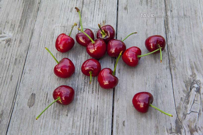无人,横图,俯视,室外,特写,白天,桌面,桌子,樱桃,水果,许多,新鲜,木制,木桌,生食,食品,果实,很多,食物,红色,木制品,有机食品,绿色食品,大樱桃,樱珠,莺桃,英桃,楔桃,牛桃,荆桃,车厘子,彩图,高角度拍摄,木桌子,shwf1