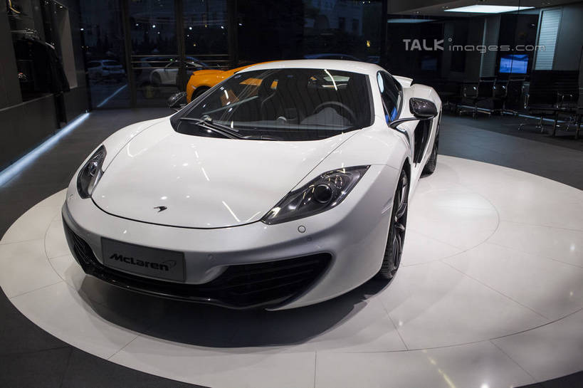 无人,横图,俯视,室外,白天,汽车,一辆,阴影,光线,影子,灯光,跑车,车,交通工具,展示,展览,车展,载具,敞篷跑车,彩图,高角度拍摄,汽车展览,迈凯伦,shwf1