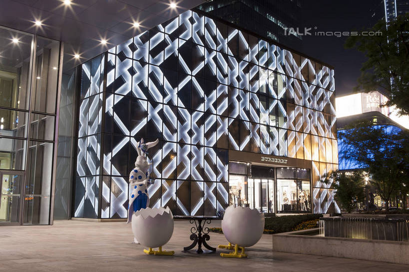 无人,高楼大厦,商店,横图,室外,夜晚,仰视,购物,度假,消费,美景,植物,城市风光,超市,城市,大厦,建筑,摩天大楼,商场,夜景,上海,中国,亚洲,阴影,光线,影子,景观,灯光,娱乐,建设,树,树木,绿色,自然,南京路,享受,休闲,景色,放松,金融,百货,生长,成长,申,选购,贸易,百货公司,东亚,静安区,上海市,中华人民共和国,沪,华东地区,血拼,彩图,低角度拍摄,大楼,高层建筑,高楼,购物商场,购物中心,摩天楼,商业中心,嘉里中心,上海嘉里中心,shwf1