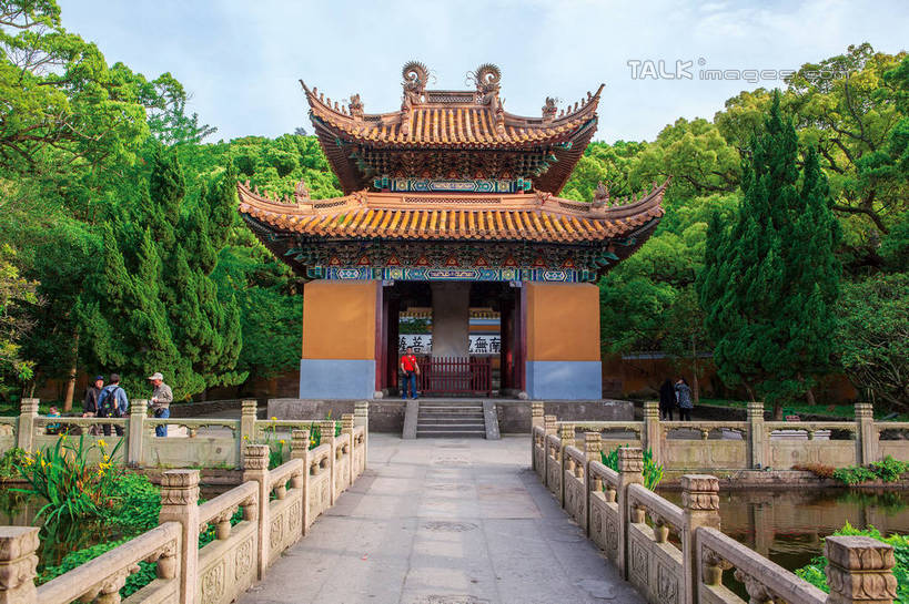 无人,寺庙,栏杆,横图,室外,白天,正面,旅游,度假,名胜古迹,树林,植物,标志建筑,地标,建筑,桥梁,中国,亚洲,阴影,节日,遗迹,光线,瓦片,影子,亭子,屋顶,云,云朵,围栏,桥,云彩,顶棚,瓦,古迹,文化,文物,娱乐,建设,古建筑,石桥,浙江,护栏,树,树木,浙江省,蓝色,绿色,白云,蓝天,天空,阳光,自然,凉亭,庙宇,天,祈祷,享受,休闲,健康,旅游胜地,放松,许愿,宗教,建造,佛教,信仰,生长,晴朗,成长,纪念,人行桥,祈求,古文明,东亚,屋瓦,普陀区,普陀山,普济寺,中华人民共和国,华东地区,浙,舟山,舟山市,释教,平安,晴空,彩图,庙,寺,普济禅院,海天佛国,普陀山普济寺,shwf1