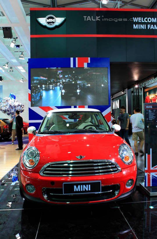 东方人,站,走,竖图,室内,白天,正面,汽车,亚洲,一辆,行人,游客,游人,停靠,阴影,服装,朦胧,模糊,光线,英文,标志,文字,影子,字符,字母,灯光,宝马,许多人,黄种人,标识,路人,旅客,车,衣服,红色,交通工具,轿车,站着,一群人,展示,服饰,展览,车展,英文字母,衣着,穿着,停泊,载具,衣饰,过客,男人,男性,年轻男性,年轻女性,女人,女性,亚洲人,步行,散步,站立,走路,半身,彩图,汽车展览,宝马MINI,宝马迷你,shwf1,2012浦东国际汽车展览会