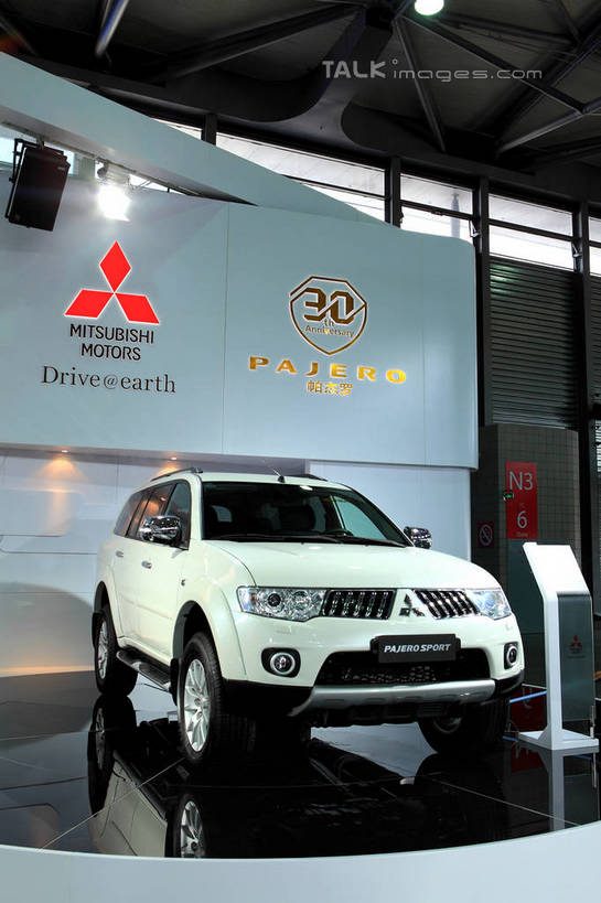 无人,竖图,室内,白天,正面,汽车,照明,一辆,停靠,阴影,光线,英文,标志,数字,文字,影子,字符,字母,灯光,标识,顶灯,车,灯,白色,灯具,交通工具,轿车,展示,阿拉伯数字,展览,车展,英文字母,照亮,照明设备,停泊,载具,彩图,汽车展览,三菱,三菱汽车,shwf1,2012浦东国际汽车展览会,帕杰罗,三菱帕杰罗