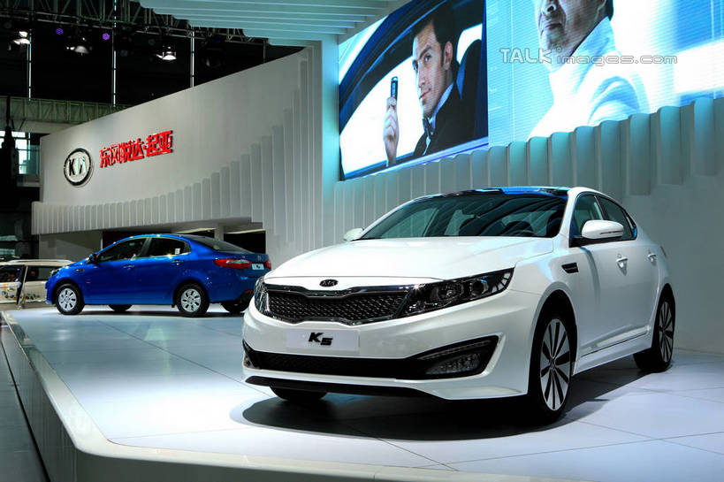 无人,横图,室内,白天,正面,汽车,两辆,停靠,阴影,光线,英文,标志,文字,影子,字符,字母,灯光,标识,车,蓝色,白色,交通工具,轿车,展示,展览,车展,英文字母,停泊,载具,东风汽车,彩图,汽车展览,东风,shwf1,2012浦东国际汽车展览会,东风起亚悦达,东风悦达起亚