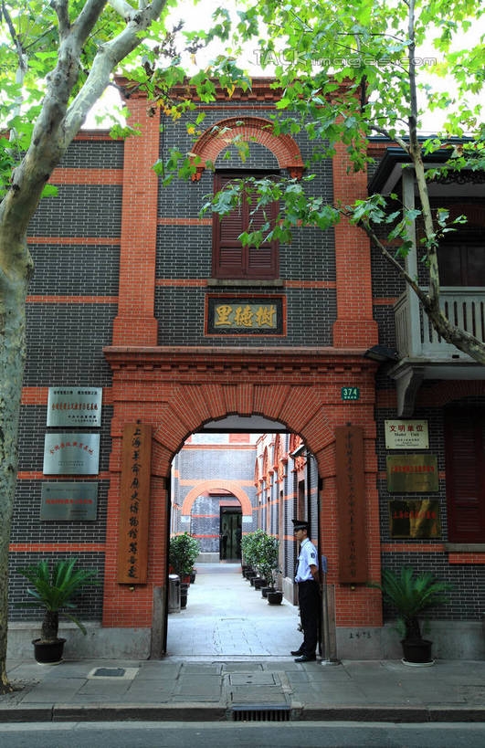 东方人,一个人,家,站,竖图,室外,白天,侧面,旅游,度假,美景,名胜古迹,植物,门,城市风光,标志建筑,城市,地标,建筑,上海,中国,亚洲,仅一个男性,仅一个人,服装,遗迹,房屋,墙,屋子,景观,拱门,黄种人,古迹,文物,娱乐,建设,古建筑,楼房,墙壁,墙面,住宅,树,树木,仅一个年轻男性,衣服,绿色,天空,自然,门框,天,站着,享受,休闲,旅游胜地,景色,放松,服饰,生长,成长,申,衣着,穿着,黄浦区,古文明,东亚,黄陂南路,中共一大会址,上海市,中华人民共和国,沪,华东地区,衣饰,男人,男性,年轻男性,亚洲人,站立,彩图,全身,房子,中国共产党第一次全国代表大会会址,shwf1