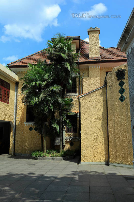 无人,家,竖图,室外,白天,正面,旅游,度假,名胜古迹,植物,别墅,标志建筑,地标,建筑,照明,上海,中国,亚洲,阴影,遗迹,光线,壁灯,影子,房屋,屋子,云,云朵,公寓,灯光,云彩,古迹,文物,娱乐,建设,古建筑,洋房,楼房,住宅,灯,树,树木,蓝色,绿色,白云,蓝天,天空,阳光,自然,灯具,天,享受,休闲,旅游胜地,放松,生长,晴朗,成长,照亮,申,照明设备,卢湾区,古文明,东亚,思南路,上海市,中华人民共和国,沪,华东地区,晴空,彩图,房子,马斯南路,shwf1,上海文史馆