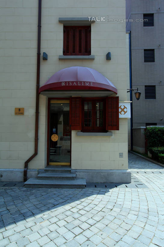 无人,家,竖图,室外,白天,正面,旅游,度假,名胜古迹,植物,别墅,窗户,门,标志建筑,地标,建筑,上海,中国,亚洲,阴影,遗迹,光线,影子,房屋,墙,屋子,公寓,古迹,文物,娱乐,建设,古建筑,洋房,楼房,玻璃窗,墙壁,墙面,住宅,树,树木,绿色,阳光,自然,门框,享受,休闲,旅游胜地,放松,生长,成长,申,卢湾区,古文明,东亚,思南公馆,思南路,上海市,中华人民共和国,沪,华东地区,彩图,房子,马斯南路,shwf1