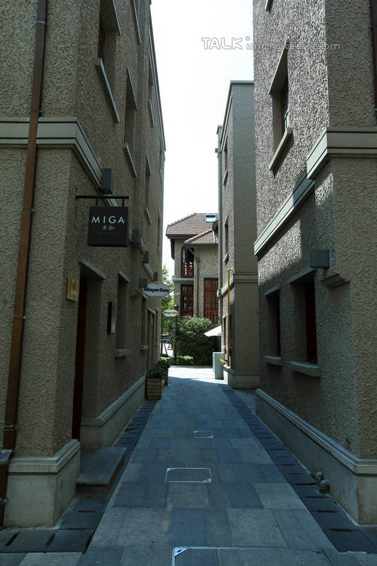 无人,家,竖图,室外,白天,正面,旅游,度假,名胜古迹,植物,别墅,窗户,门,标志建筑,道路,地标,建筑,路,照明,上海,中国,亚洲,阴影,遗迹,光线,壁灯,影子,房屋,墙,屋子,公寓,小路,灯光,交通,古迹,文物,娱乐,建设,古建筑,洋房,楼房,玻璃窗,墙壁,墙面,住宅,灯,树,树木,绿色,天空,阳光,自然,灯具,门框,天,享受,休闲,旅游胜地,放松,生长,成长,照亮,申,照明设备,卢湾区,古文明,东亚,思南公馆,思南路,上海市,中华人民共和国,沪,华东地区,彩图,房子,马斯南路,shwf1