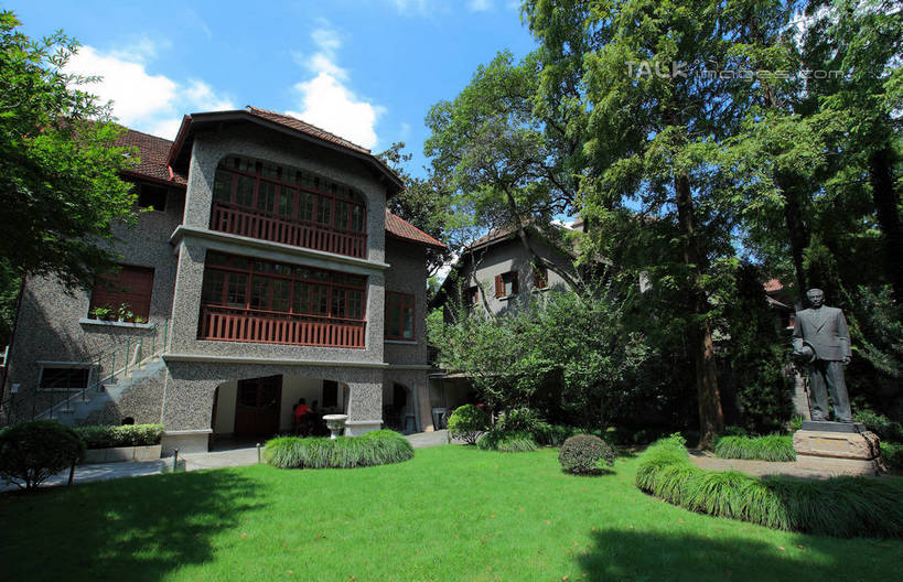 无人,家,横图,室外,白天,仰视,旅游,度假,草地,草坪,名胜古迹,植物,标志建筑,地标,建筑,雕塑,上海,中国,亚洲,阴影,遗迹,艺术,装饰,光线,雕刻,雕像,影子,房屋,屋子,云,云朵,公寓,云彩,古迹,文物,娱乐,建设,古建筑,洋房,楼房,住宅,草,树,树木,蓝色,绿色,白云,蓝天,天空,阳光,自然,工艺品,天,享受,休闲,旅游胜地,放松,生长,晴朗,成长,纪念,美术,申,主题,陈列,黄浦区,古文明,东亚,思南路,上海市,周公馆,中华人民共和国,沪,华东地区,功能,美学,晴空,彩图,低角度拍摄,房子,马斯南路,shwf1,上海周公馆,中国共产党代表团驻沪办事处