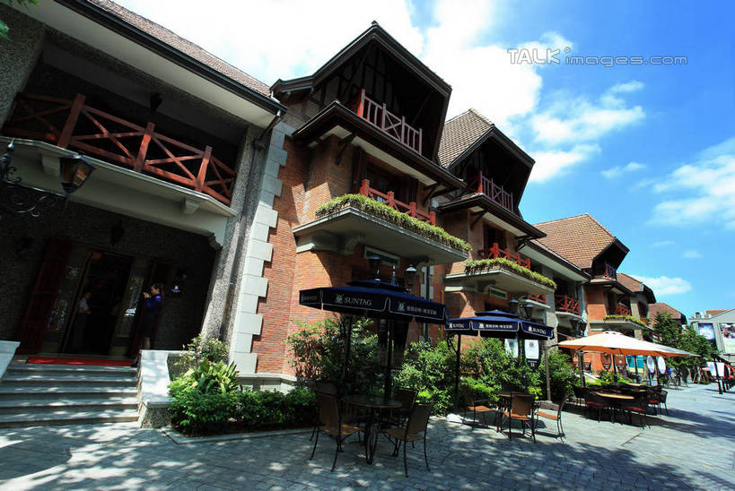 无人,家,横图,室外,白天,仰视,旅游,度假,名胜古迹,植物,别墅,楼梯,桌面,桌子,标志建筑,地标,建筑,椅子,上海,中国,亚洲,阴影,遗迹,光线,木制,伞,影子,雨伞,遮阳伞,房屋,阶梯,木椅,木桌,屋子,云,云朵,公寓,云彩,古迹,文物,娱乐,阳伞,建设,古建筑,洋房,楼房,台阶,住宅,树,树木,蓝色,绿色,白云,蓝天,天空,阳光,自然,木制品,天,享受,休闲,旅游胜地,放松,生长,晴朗,成长,申,太阳伞,卢湾区,古文明,东亚,思南公馆,思南路,上海市,中华人民共和国,沪,华东地区,晴空,彩图,低角度拍摄,房子,马斯南路,木桌子,shwf1