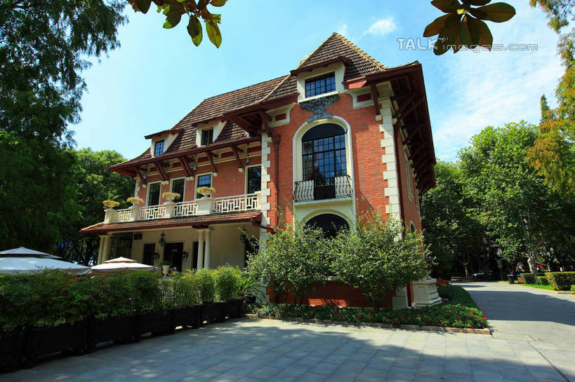 无人,家,横图,室外,白天,仰视,旅游,度假,草地,草坪,名胜古迹,植物,别墅,标志建筑,地标,建筑,上海,中国,亚洲,阴影,遗迹,光线,影子,房屋,屋子,云,云朵,公寓,云彩,古迹,文物,娱乐,建设,古建筑,洋房,楼房,住宅,草,树,树木,蓝色,绿色,白云,蓝天,天空,阳光,自然,天,享受,休闲,旅游胜地,放松,生长,晴朗,成长,申,卢湾区,古文明,东亚,思南公馆,思南路,上海市,中华人民共和国,沪,华东地区,晴空,彩图,低角度拍摄,房子,马斯南路,shwf1