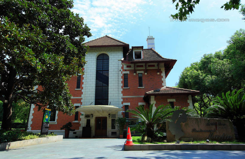 无人,家,横图,室外,白天,仰视,旅游,度假,草地,草坪,名胜古迹,植物,别墅,标志建筑,地标,建筑,上海,中国,亚洲,阴影,遗迹,光线,影子,房屋,屋子,云,云朵,公寓,云彩,古迹,文物,娱乐,建设,古建筑,洋房,楼房,住宅,草,树,树木,蓝色,绿色,白云,蓝天,天空,阳光,自然,天,享受,休闲,旅游胜地,放松,徐家汇,生长,晴朗,成长,申,古文明,东亚,徐汇区,徐家汇公园,上海市,中华人民共和国,沪,华东地区,晴空,彩图,低角度拍摄,房子,shwf1