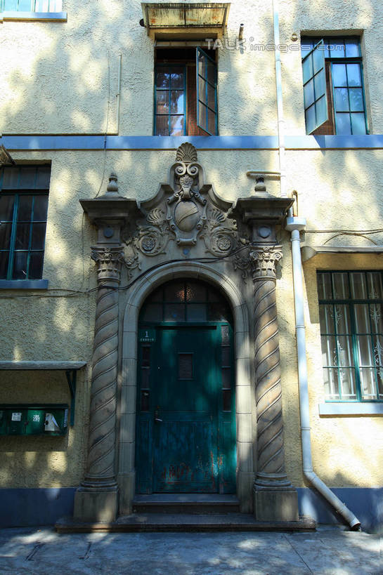 无人,家,竖图,室外,白天,正面,旅游,度假,名胜古迹,窗户,门,标志建筑,地标,建筑,上海,中国,亚洲,阴影,遗迹,光线,影子,房屋,墙,屋子,公寓,古迹,文物,娱乐,建设,古建筑,洋房,楼房,玻璃窗,墙壁,墙面,住宅,阳光,门框,享受,休闲,旅游胜地,放松,申,古文明,东亚,徐汇区,上海市,中华人民共和国,沪,华东地区,彩图,房子,武康路,shwf1,唐绍仪旧居