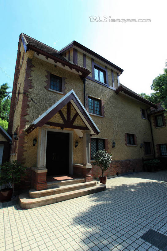 无人,家,竖图,室外,白天,仰视,旅游,度假,名胜古迹,植物,别墅,窗户,门,标志建筑,地标,建筑,上海,中国,亚洲,阴影,遗迹,光线,影子,房屋,墙,屋子,公寓,古迹,文物,娱乐,建设,古建筑,洋房,楼房,玻璃窗,墙壁,墙面,住宅,树,树木,蓝色,绿色,蓝天,天空,阳光,自然,门框,天,享受,休闲,旅游胜地,放松,生长,晴朗,成长,申,古文明,东亚,徐汇区,上海市,万里无云,中华人民共和国,沪,华东地区,晴空,晴空万里,彩图,低角度拍摄,房子,武康路,shwf1,颜福庆旧居