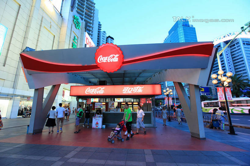 东方人,高楼大厦,商店,走,横图,彩色,室外,夜晚,仰视,购物,度假,消费,美景,城市风光,标志建筑,超市,城市,大厦,地标,建筑,路灯,摩天大楼,霓虹灯,商场,上海,中国,亚洲,行人,游客,游人,阴影,服装,光线,英文,标志,文字,影子,字符,字母,景观,灯光,七彩,许多人,休闲装,黄种人,文化,娱乐,光源,标识,建设,霓虹,可口可乐,路人,旅客,灯,衣服,蓝色,蓝天,天空,天,一群人,享受,休闲,休闲服,景色,放松,金融,百货,名牌,服饰,徐家汇,品牌,英文字母,申,照明设备,选购,贸易,产品,百货公司,东亚,徐汇区,上海市,中华人民共和国,沪,华东地区,氖灯,血拼,过客,男人,男性,年轻男性,年轻女性,女人,女性,中年男性,中年女性,亚洲人,步行,散步,走路,彩图,低角度拍摄,全身,大楼,高层建筑,高楼,购物商场,购物中心,摩天楼,商业中心,可口可乐公司,shwf1