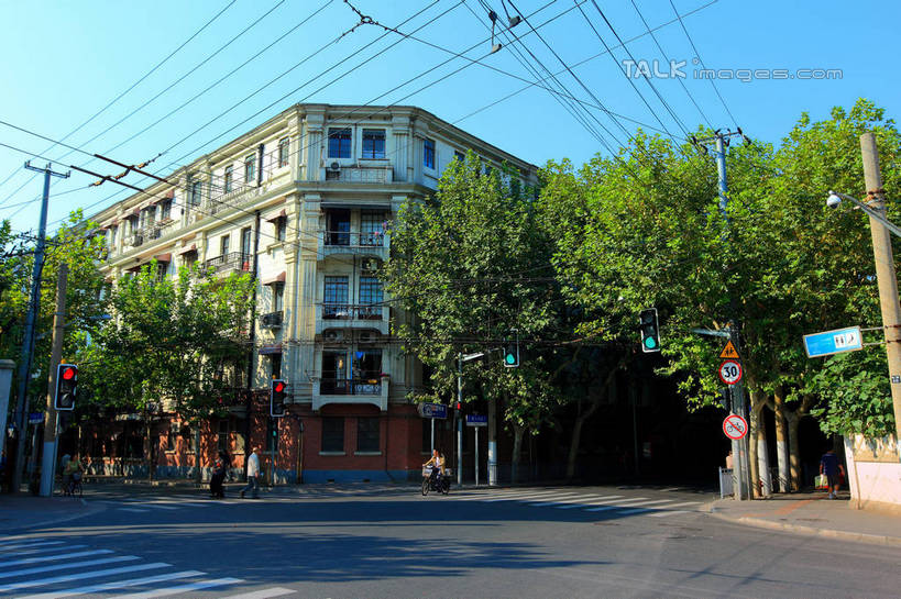 无人,家,横图,室外,白天,仰视,旅游,度假,安全,名胜古迹,植物,标志建筑,道路,地标,建筑,路,人行横道,公路,上海,中国,亚洲,阴影,遗迹,电力,光线,电线,电线杆,线,影子,房屋,屋子,公寓,红绿灯,人行道,分界线,电能,停车线,信号灯,交通,线路,古迹,文物,娱乐,建设,古建筑,洋房,楼房,住宅,树,树木,蓝色,绿色,蓝天,天空,阳光,自然,天,享受,休闲,旅游胜地,放松,警示,生长,晴朗,成长,复兴中路,电,车行道,车行道分界线,电源,申,提示,标线,人行横道线,能量,流通,卢湾区,古文明,东亚,车行线,上海市,交通信号灯,万里无云,行人信号灯,中华人民共和国,沪,华东地区,晴空,晴空万里,斑马线,马路,彩图,低角度拍摄,房子,shwf1