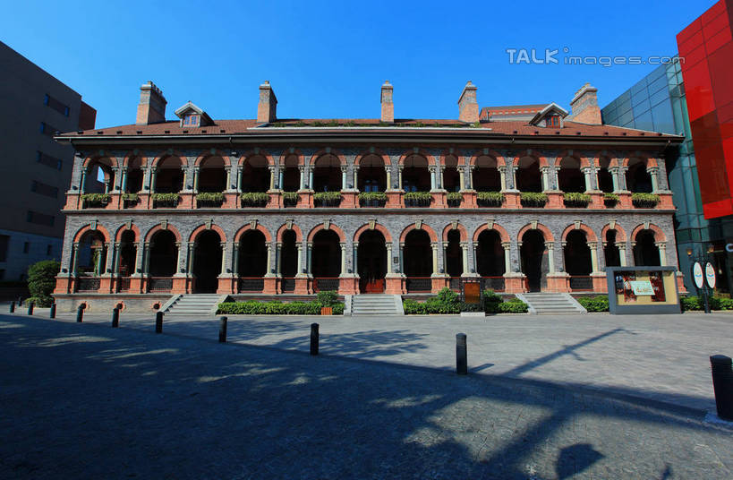 无人,家,横图,室外,白天,正面,旅游,度假,草地,草坪,名胜古迹,植物,标志建筑,地标,建筑,路灯,照明,上海,中国,亚洲,阴影,遗迹,光线,影子,房屋,屋子,公寓,灯光,古迹,文物,娱乐,建设,古建筑,洋房,楼房,住宅,灯,草,树,树木,蓝色,绿色,蓝天,天空,阳光,自然,天,享受,休闲,旅游胜地,放松,生长,晴朗,成长,照亮,申,照明设备,卢湾区,古文明,东亚,思南公馆,思南路,上海市,万里无云,中华人民共和国,沪,华东地区,晴空,晴空万里,彩图,房子,马斯南路,shwf1