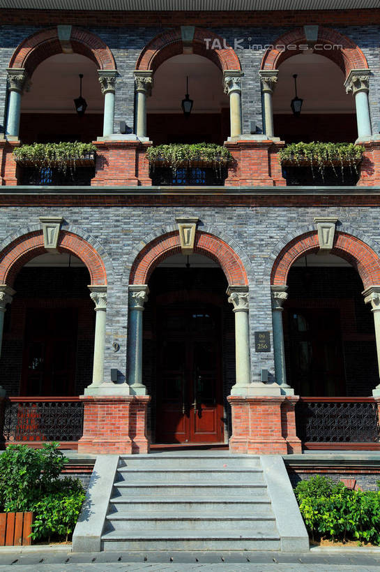 无人,家,竖图,室外,白天,仰视,旅游,度假,名胜古迹,植物,楼梯,门,标志建筑,地标,建筑,上海,中国,亚洲,一排,阴影,遗迹,整齐,光线,影子,房屋,阶梯,屋子,公寓,拱门,古迹,文物,娱乐,建设,古建筑,洋房,楼房,台阶,住宅,树,树木,排列,绿色,阳光,自然,门框,享受,休闲,旅游胜地,放松,生长,成长,申,队列,卢湾区,古文明,东亚,思南公馆,思南路,上海市,中华人民共和国,沪,华东地区,彩图,低角度拍摄,房子,马斯南路,shwf1