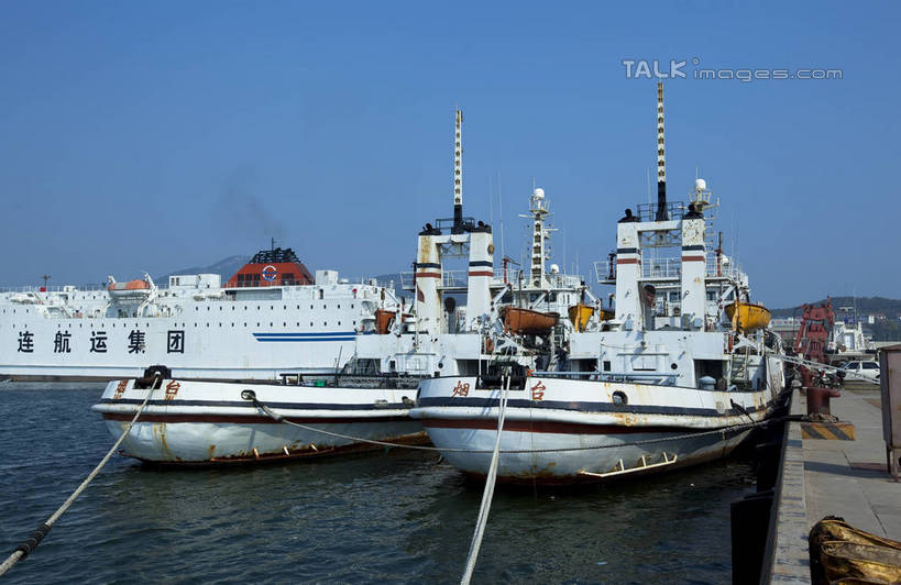 无人,码头,横图,室外,白天,正面,旅游,度假,海浪,海洋,美景,港口,轮船,船,中国,亚洲,停靠,阴影,光线,影子,景观,浪花,两艘,娱乐,山东,烟台,蓝色,蓝天,天空,阳光,自然,海水,交通工具,天,享受,休闲,景色,放松,晴朗,停泊,自然风光,载具,海景,东亚,山东省,万里无云,中华人民共和国,华东地区,鲁,烟台市,大海,风浪,海,海水的波动,近岸浪,涌浪,晴空,晴空万里,彩图,摆渡口,埠头,渡口,渡头,港湾,海港,货运码头,口岸,商港,shwf1,交通运输部救助打捞局,救捞局