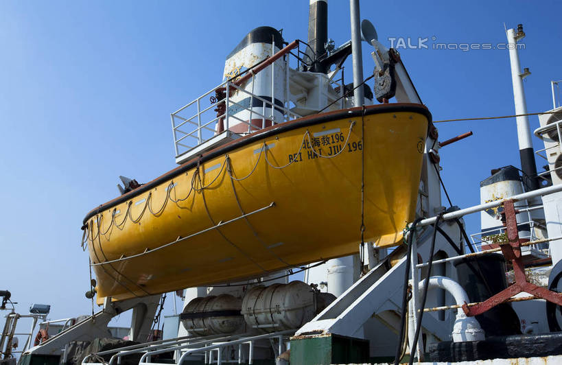 游泳,无人,横图,室外,白天,仰视,船,阴影,光线,影子,黄色,蓝色,蓝天,天空,阳光,交通工具,天,充气,晴朗,舟,救生,载具,万里无云,泅水,救生艇,晴空,晴空万里,彩图,低角度拍摄,shwf1