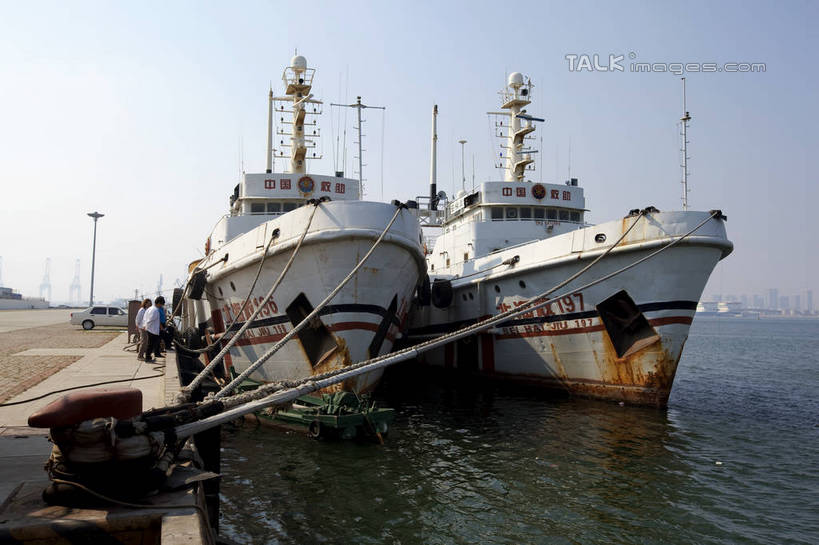 无人,码头,横图,室外,白天,正面,旅游,度假,海浪,海洋,美景,港口,轮船,船,中国,亚洲,停靠,阴影,光线,影子,景观,浪花,两艘,娱乐,山东,烟台,蓝色,蓝天,天空,阳光,自然,海水,交通工具,天,享受,休闲,景色,放松,晴朗,停泊,自然风光,载具,海景,东亚,山东省,万里无云,中华人民共和国,华东地区,鲁,烟台市,大海,风浪,海,海水的波动,近岸浪,涌浪,晴空,晴空万里,彩图,摆渡口,埠头,渡口,渡头,港湾,海港,货运码头,口岸,商港,shwf1,交通运输部救助打捞局,救捞局