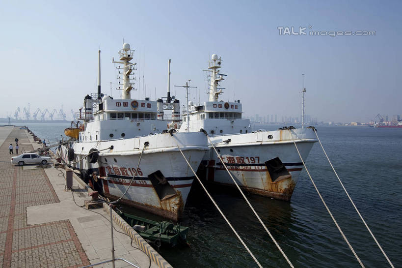 无人,码头,横图,室外,白天,正面,旅游,度假,海浪,海洋,美景,港口,轮船,船,中国,亚洲,停靠,阴影,光线,影子,景观,浪花,两艘,娱乐,山东,烟台,蓝色,蓝天,天空,阳光,自然,海水,交通工具,天,享受,休闲,景色,放松,晴朗,停泊,自然风光,载具,海景,东亚,山东省,万里无云,中华人民共和国,华东地区,鲁,烟台市,大海,风浪,海,海水的波动,近岸浪,涌浪,晴空,晴空万里,彩图,摆渡口,埠头,渡口,渡头,港湾,海港,货运码头,口岸,商港,shwf1,交通运输部救助打捞局,救捞局