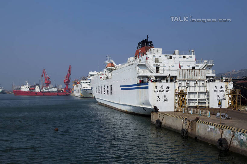 无人,码头,横图,室外,白天,正面,旅游,度假,技术,海浪,海洋,美景,港口,建筑,轮船,船,中国,亚洲,停靠,阴影,光线,影子,景观,浪花,娱乐,设备,山东,烟台,施工,红色,蓝色,蓝天,天空,阳光,自然,海水,交通工具,天,享受,休闲,机械,起重机,景色,放松,晴朗,吊机,工程,停泊,自然风光,载具,海景,东亚,山东省,万里无云,中华人民共和国,华东地区,鲁,烟台市,大海,风浪,海,海水的波动,近岸浪,涌浪,晴空,晴空万里,彩图,摆渡口,埠头,渡口,渡头,港湾,海港,货运码头,口岸,商港,shwf1,交通运输部救助打捞局,救捞局