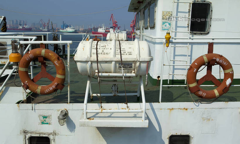 游泳,无人,横图,室外,白天,正面,旅游,度假,技术,海浪,海洋,美景,建筑,船,阴影,光线,救生圈,影子,塑料,景观,浪花,娱乐,设备,施工,蓝色,蓝天,天空,阳光,自然,海水,塑料制品,游泳圈,交通工具,天,享受,休闲,机械,起重机,景色,放松,充气,晴朗,吊机,工程,舟,救生,自然风光,载具,海景,万里无云,泅水,救生艇,大海,风浪,海,海水的波动,近岸浪,涌浪,晴空,晴空万里,彩图,shwf1