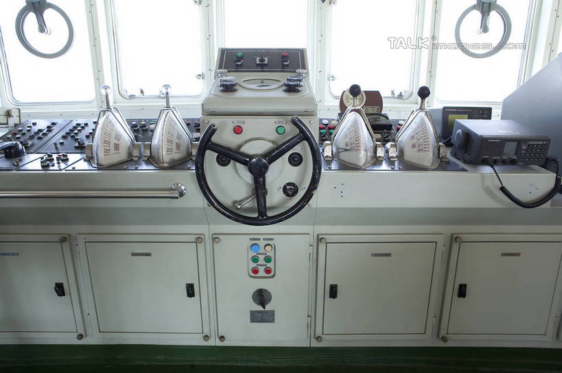 无人,横图,室内,白天,正面,机器,仪器,窗户,柜子,轮船,船,一艘,标志,数字,文字,字符,指针,储物柜,设备,标识,玻璃窗,交通工具,驾驶,行驶,阿拉伯数字,控制,船舵,储存,载具,驾驶室,仪表盘,方向舵,储备,蕴藏,贮备,仪表,彩图,贮存,shwf1